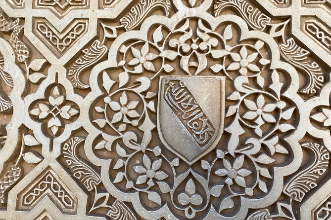 Alhambra tickets with Nasrid Palaces + Tourist Train - What your visit feels like without a guide