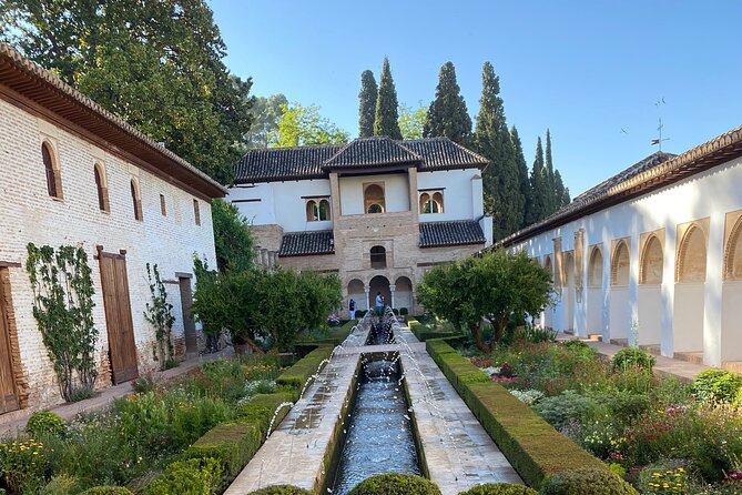Alhambra tickets with Nasrid Palaces + Tourist Train - Using the one tourist-train ride