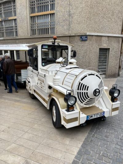 Antibes: 2-Way Little Train of Antibes Tour to Juan-les-Pins