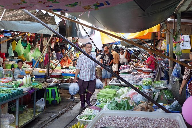 Bangkok Damnoen Floating Market and Maeklong Railway Private Tour - Damnoen Saduak by paddle boat