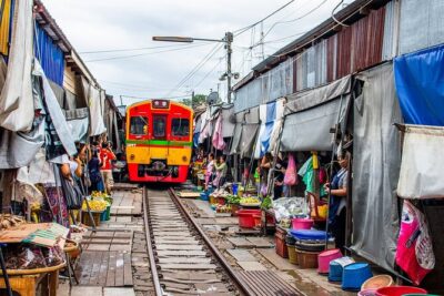 Floating Market and Train Tour with Guide in Spanish and English