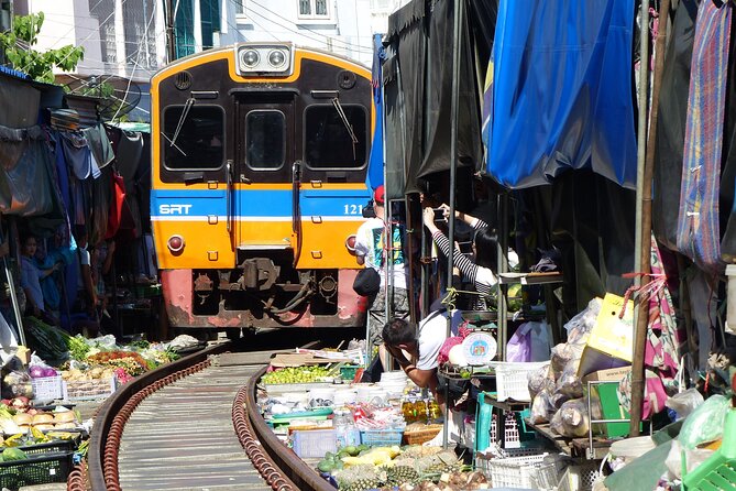 Bangkok: Floating Market and Train Tour with Guide in Spanish and English - Damnoen Saduak by traditional boat