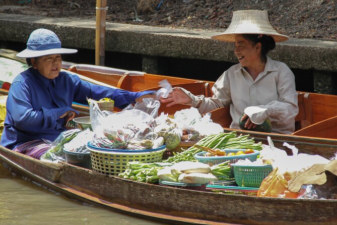 Bangkok: Floating Market and Train Tour with Guide in Spanish and English - Who should book this experience?