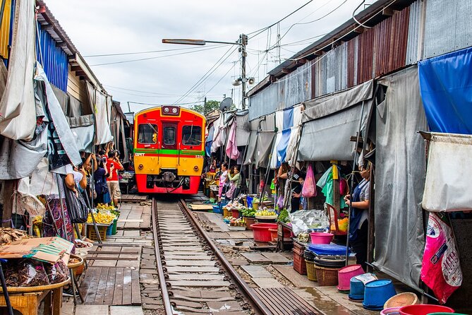 Bangkok: Floating Market and Train Tour with Guide in Spanish and English - Maeklong Railway Market and the train that comes through