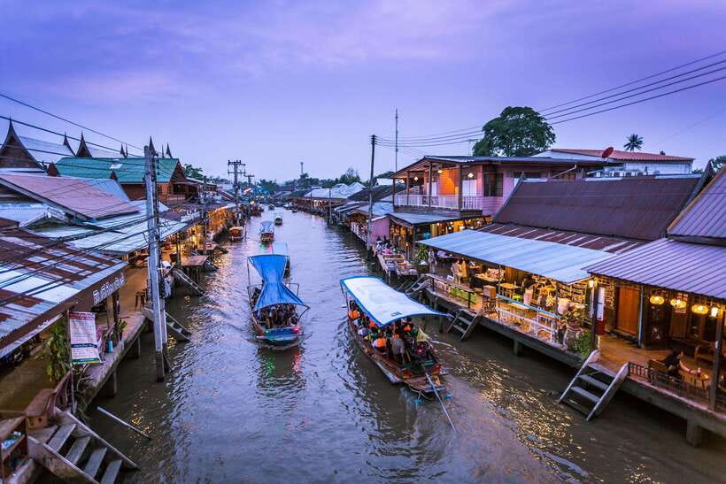Bangkok: Maeklong Railway & Amphawa Floating Market Day Trip - The dusk boat ride and fireflies