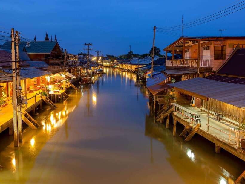 Bangkok: Maeklong Railway & Amphawa Floating Market Day Trip - The long day, transport, and group size