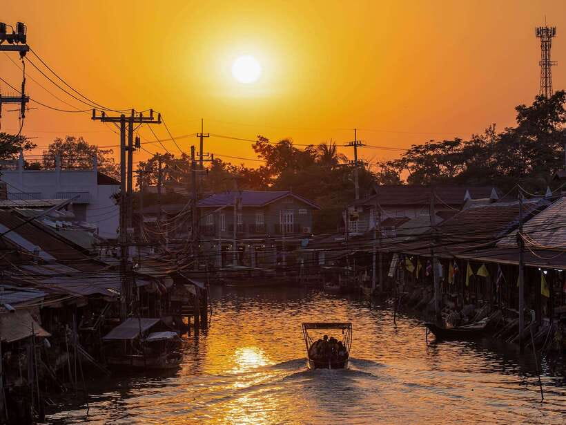 Bangkok: Maeklong Railway & Amphawa Floating Market Day Trip - Practical ways to make the day better