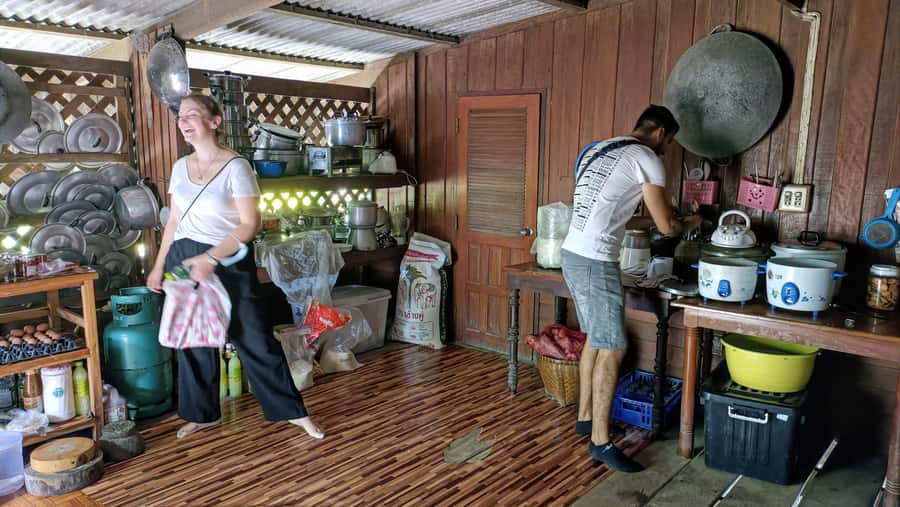 Bangkok: Maeklong Railway & Damnoen Saduak Floating Markets - What the Maeklong stop gives you