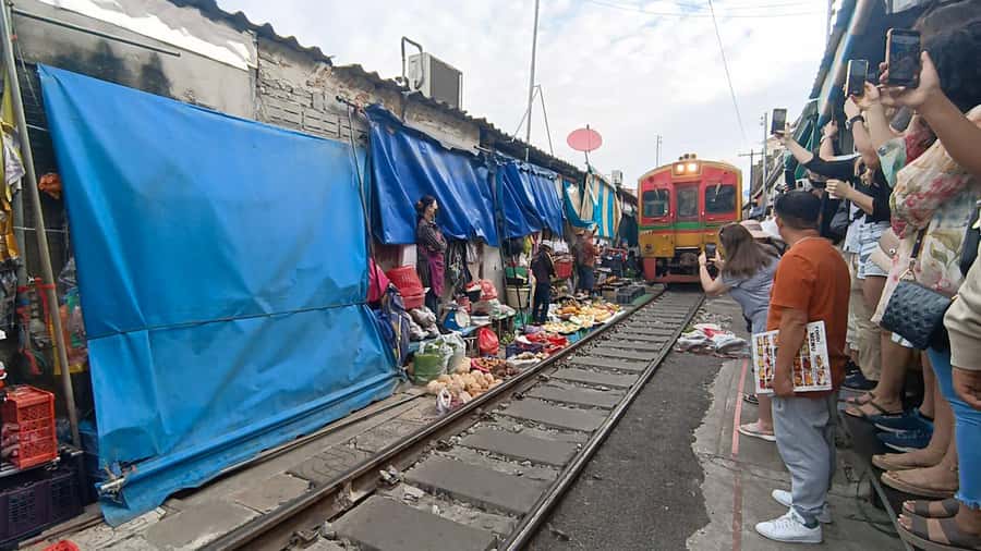 Bangkok: Maeklong Railway & Damnoen Saduak Floating Markets - The extra 30-minute visit