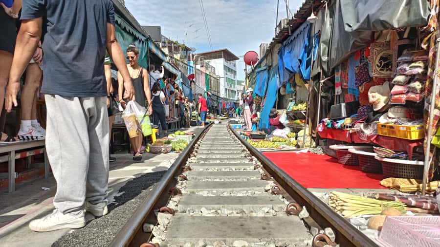 Bangkok: Maeklong Railway & Damnoen Saduak Floating Markets - What is authentic about Damnoen Saduak