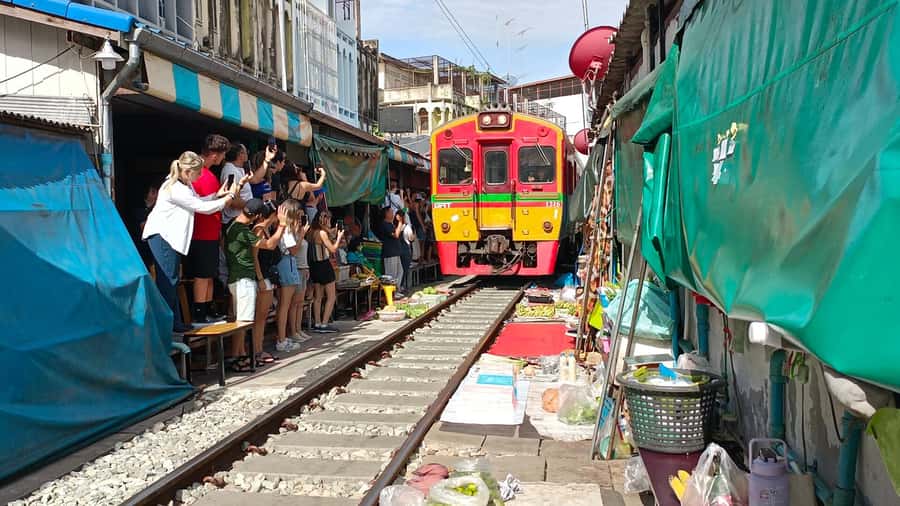 Bangkok: Maeklong Railway & Damnoen Saduak Floating Markets - A private day trip with room for five