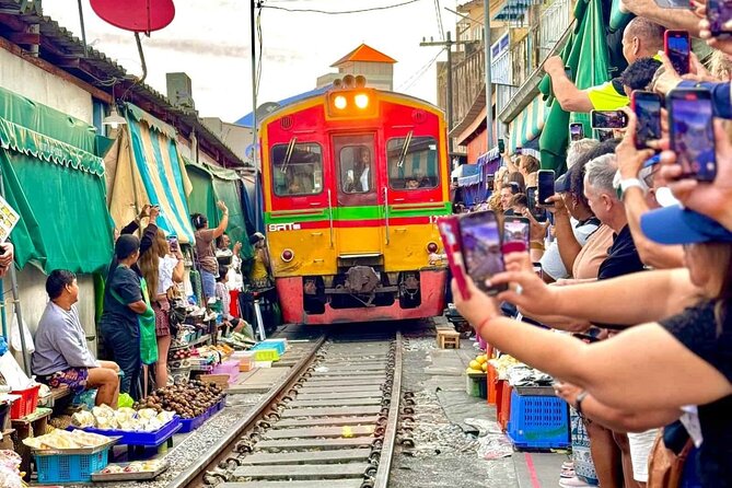 Bangkok: Railway and Floating Market Tour + Dragon Temple - Cruising the canals at Damnoen Saduak