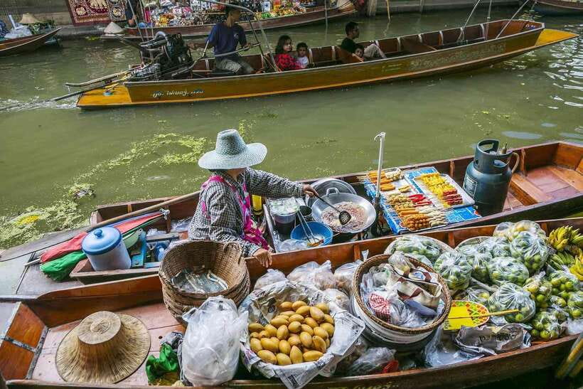 Bangkok: Railway and Floating Market Tour with Dragon Temple - Damnoen Saduak Floating Market by boat