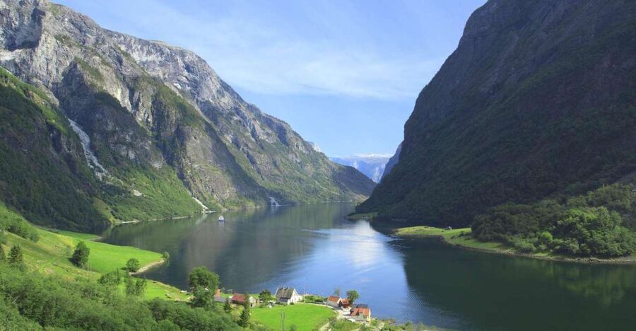 Bergen: Private Day Tour, Nærøyfjord Cruise and Flåm Railway - A long Norwegian day that gets the routing right