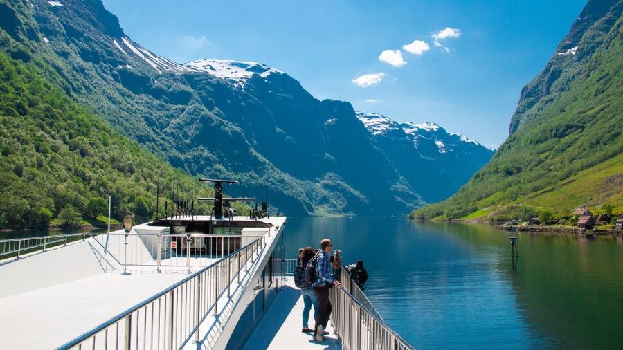 Bergen: Private Day Tour, Nærøyfjord Cruise and Flåm Railway - Tvindefossen gives the drive an early reward