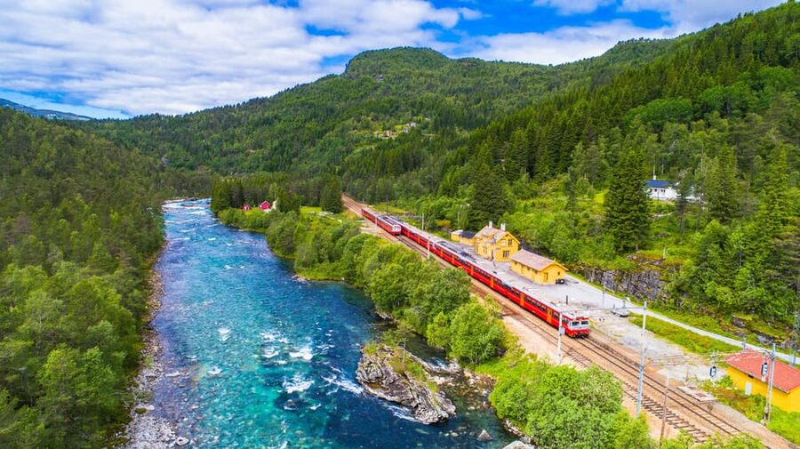 Bergen: Viking Village, Nærøyfjorden Cruise and Flåm Railway - Dale and Tvindefossen: useful stops before the fjord