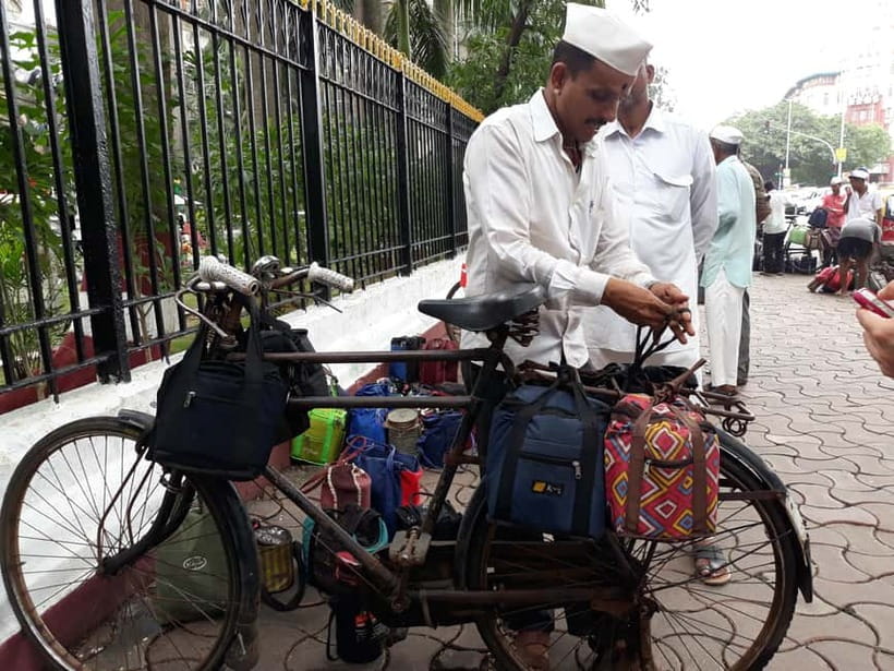 Best Combo Tour: Dabbawalas, Dhobi Ghat and Slum with Train - Watching the Dabbawalas move lunch across Mumbai