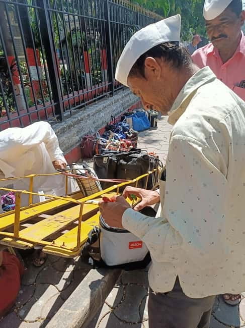 Best Combo Tour: Dabbawalas, Dhobi Ghat and Slum with Train - A short ride on Mumbai’s local train