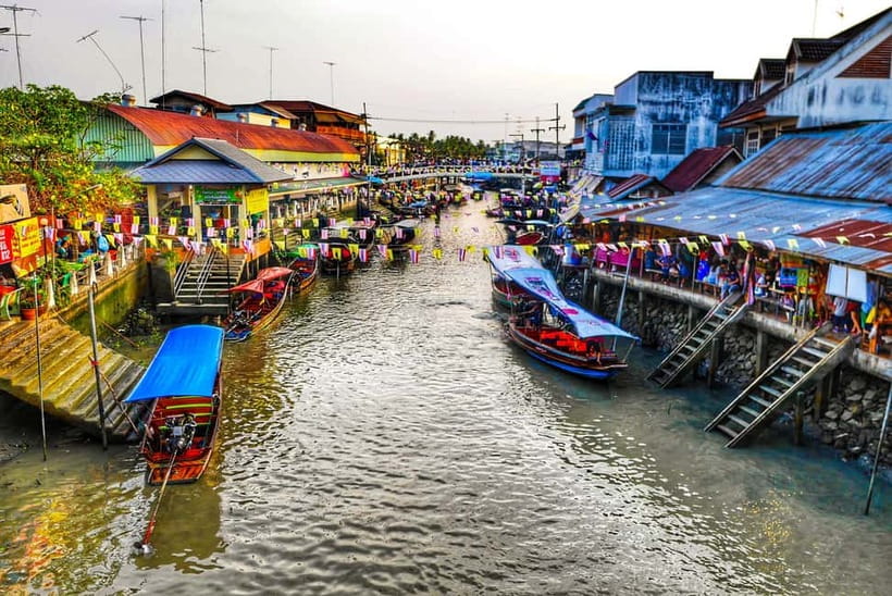 BKK: Damnoen Floating Market, Maeklong Rail & River Bridge - Kanchanaburi War Cemetery: a quieter change of pace