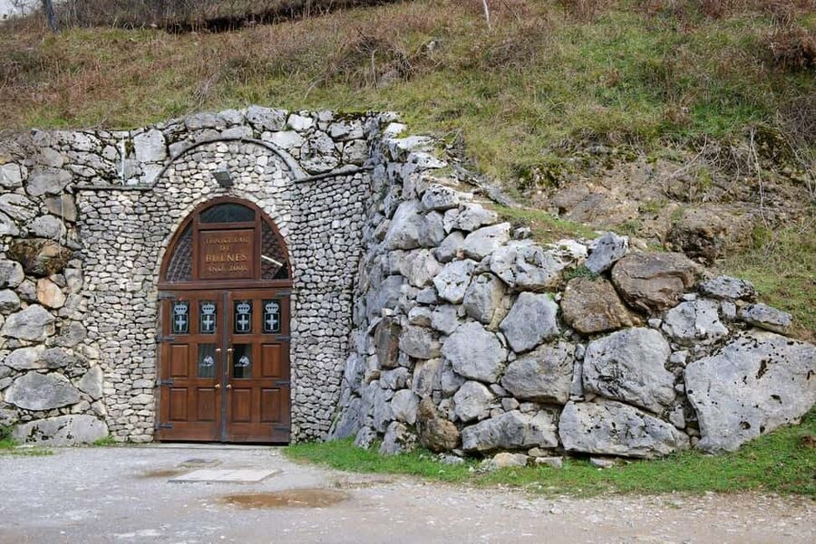 Bulnes: Excursion with funicular and Cabrales cheese cave in the Picos de Europa - Taking the underground funicular to Bulnes