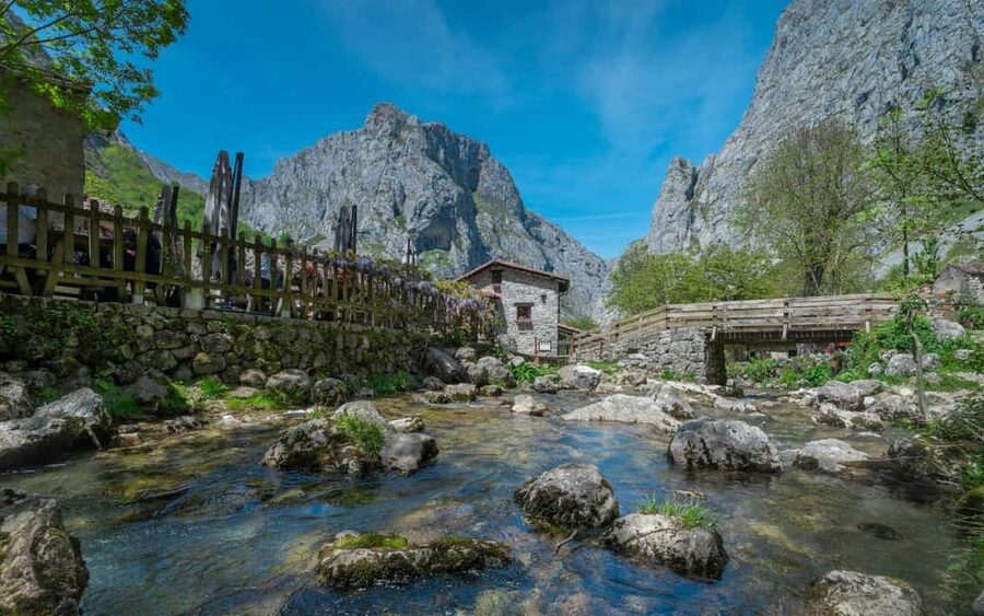 Bulnes: Excursion with funicular and Cabrales cheese cave in the Picos de Europa - Cabrales cheese in Arenas