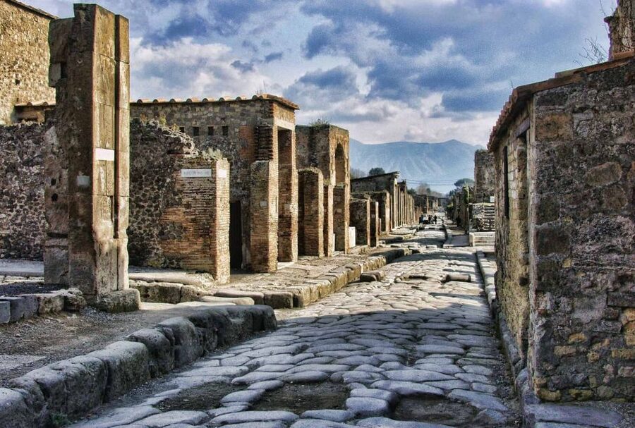 Campania Express Train Pompeii Tour with Vesuvius or Winery - Returning to Sorrento by train