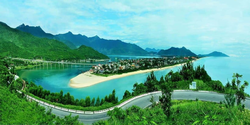 Da Nang: Hue Imperial Day Trip, Hai Van Pass Train, & Lunch - Why the Hai Van Pass train makes this day special