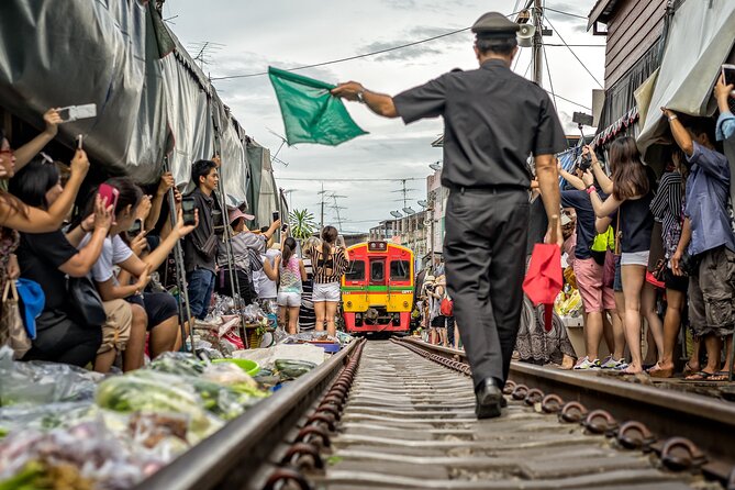 Damnoen Saduak Floating Market & Maeklong Railway From Bangkok - Heat, shade, and what to carry