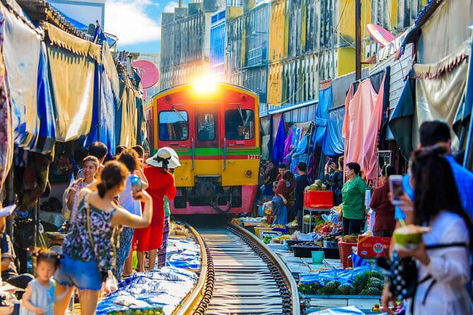 Day Trip to Bangkok Floating Market & Maeklong Railway - Which departure time should you choose?