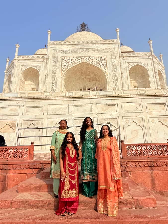 Delhi: Taj Mahal & Agra Tour by Gatimaan Express Train - A one-hour lunch break in Agra