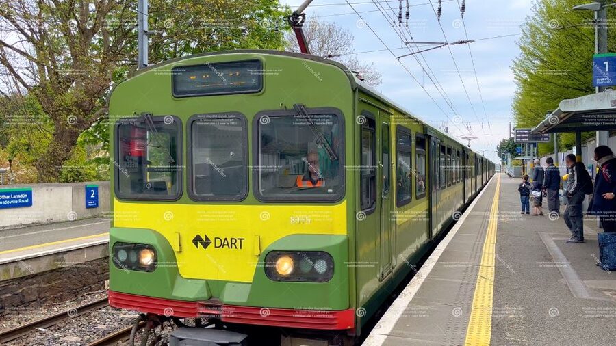 Dublin: Cruise Excursion Hop-On Hop-Off Tour & Rail Ticket - College Green, Temple Bar, and Dublin Castle