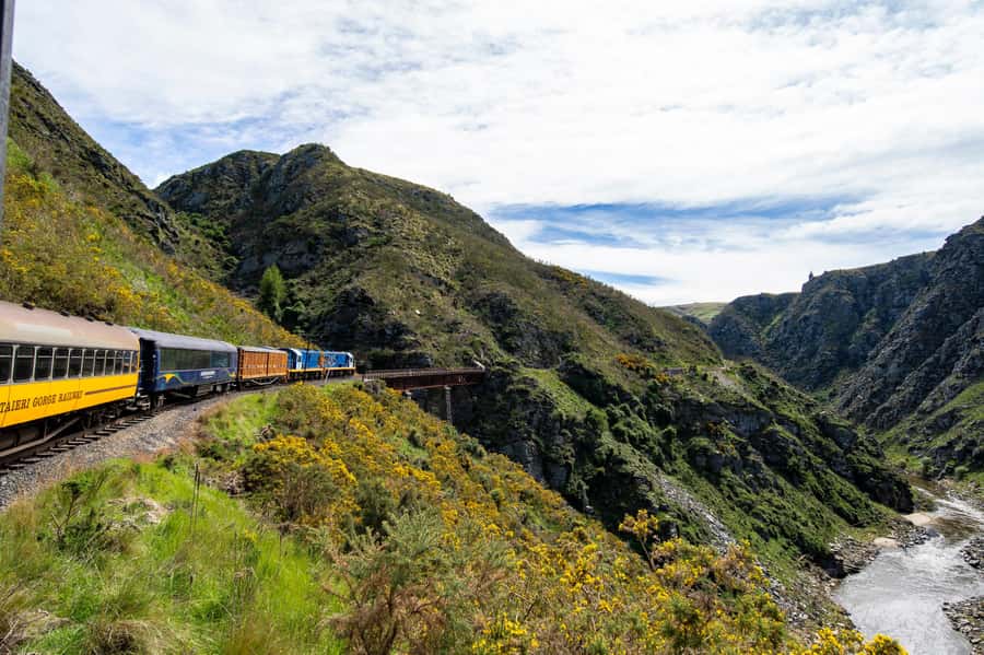 Dunedin: Scenic Railway Tour Through the Taieri Gorge - Pukerangi, the high-country turning point