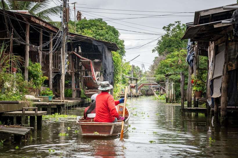 From Bangkok: Railway & Damnoen Saduak Floating Market Tour - How the floating market visit works