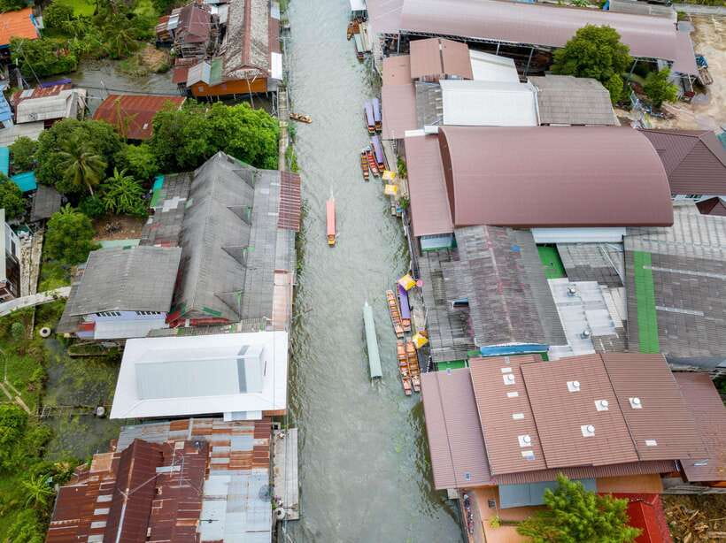 From Bangkok: Railway & Damnoen Saduak Floating Market Tour - The guide is a major part of the value