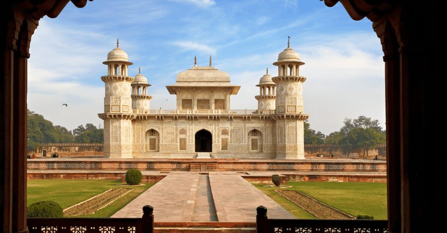 From Delhi: Private Taj Mahal & Agra Day Trip by Car or Rail - Lunch: a practical pause, not the main attraction