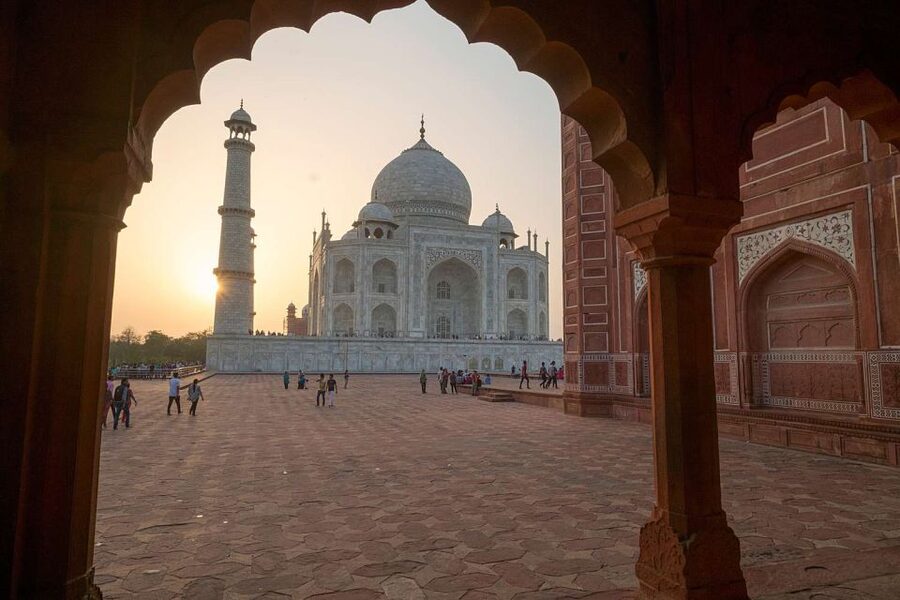 From Delhi: Taj Mahal & Agra City Tour By Gatiman Train - Lunch at a 5-star hotel, with one choice to make