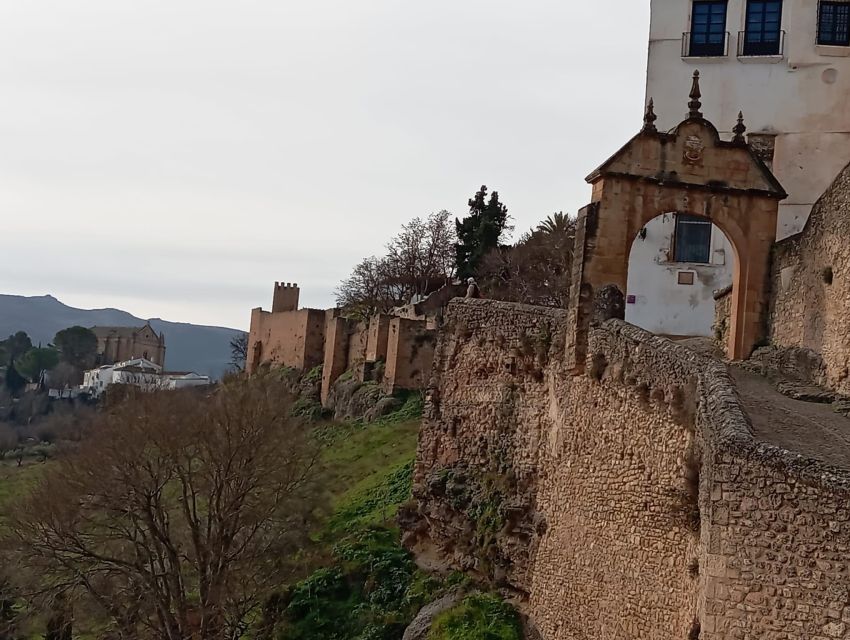 From Málaga: Ronda+Setenil de las Bodegas with Little Train - Guided Ronda or independent exploring?