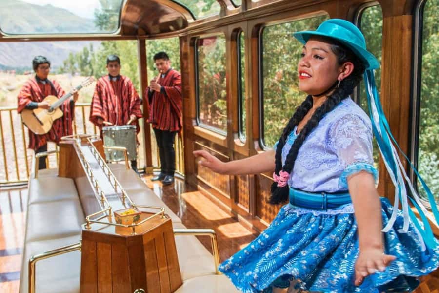 From Puno: Travel to Cusco in Titicaca Train All Inclusive - A three-course lunch with the Andes outside