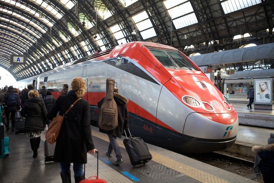 From Rome: Day Trip to Florence by High-Speed Train - Guides who help the day run smoothly
