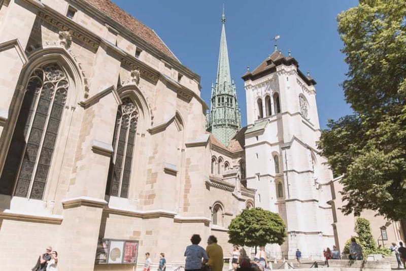 Geneva: Hop-on Hop-Off Bus & Scenic Mini-Train Tour - The International District and the Broken Chair