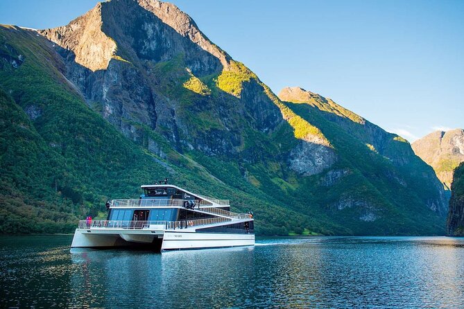 Guided tour to Viking Village, Nærøyfjorden Cruise & Flåm Railway - A short pause in Flåm before the railway