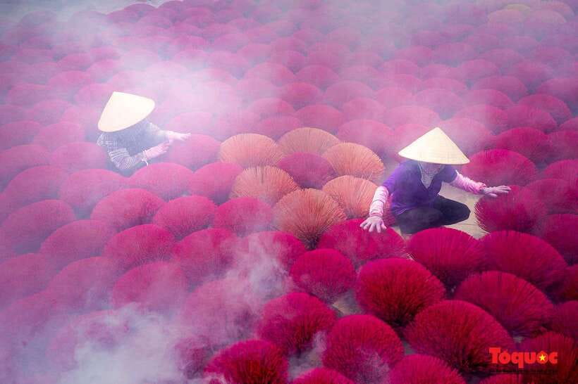 Hanoi's artisan trail:Incense Village,Hat,Lacquer & Train St - Quang Phu Cau and the incense-stick photographs