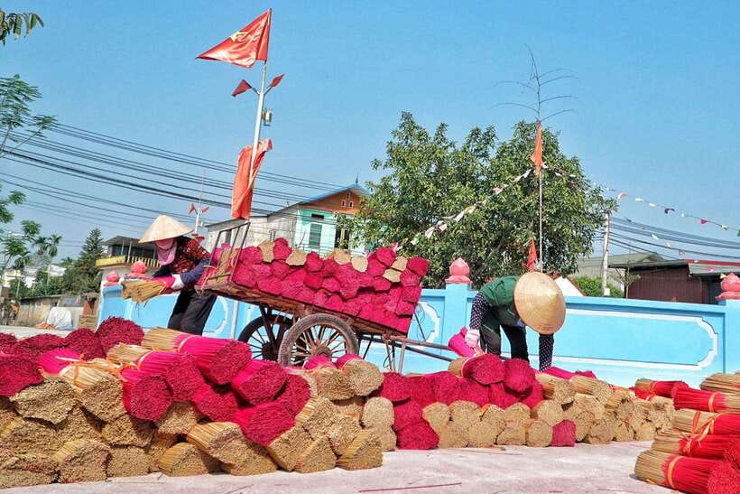 Hanoi's artisan trail:Incense Village,Hat,Lacquer & Train St - Who should choose this tour?