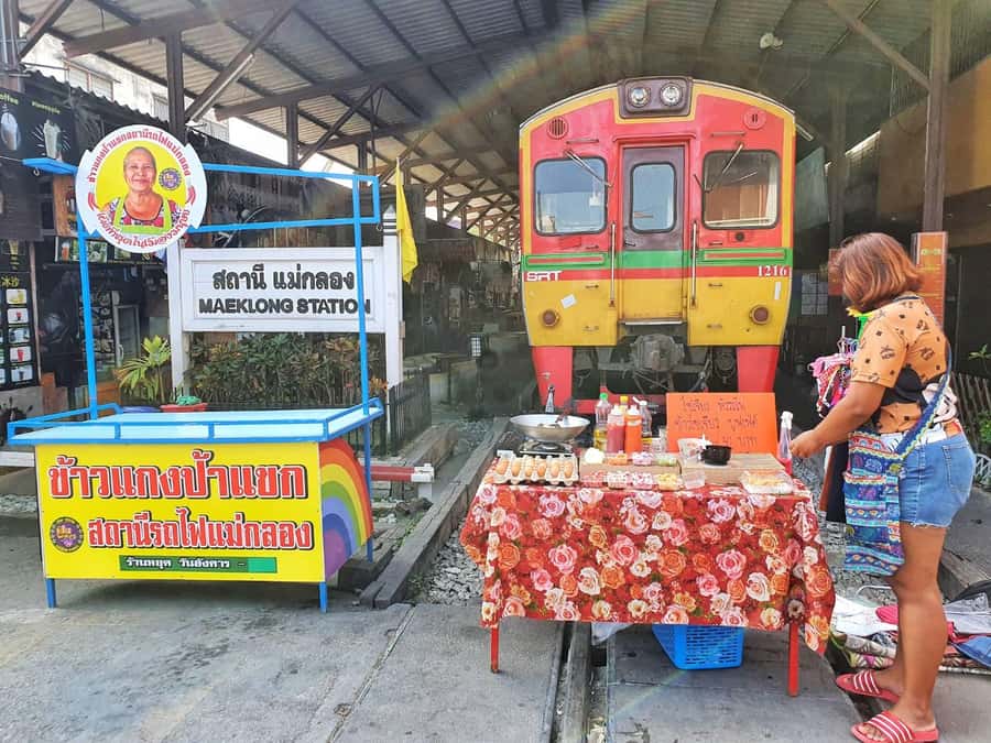 Hua Hin: Maeklong Railway & Amphawa Floating Markets Tour - What the 1.5-hour van ride means for your day