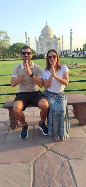 Luxury train tour from Delhi to Agra - Lunch and Mughlai flavors in Agra