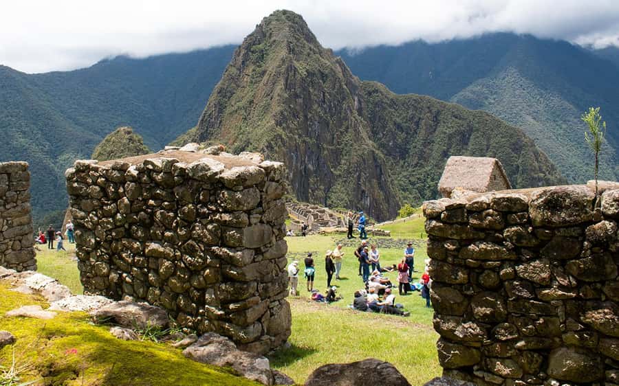 Machu Picchu: 1-day tour by Vistadome Observatory train - Returning to Aguas Calientes and finding lunch