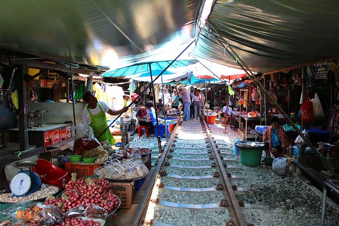 Maeklong & Damnoen Saduak Markets: Railway & Floating Market Tour - Crowds, noise, and the authentic feel
