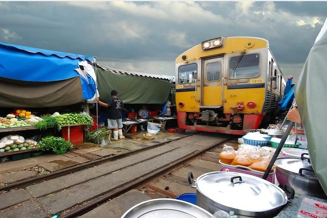 Maeklong & Damnoen Saduak Markets: Railway & Floating Market Tour - The guide can make the difference
