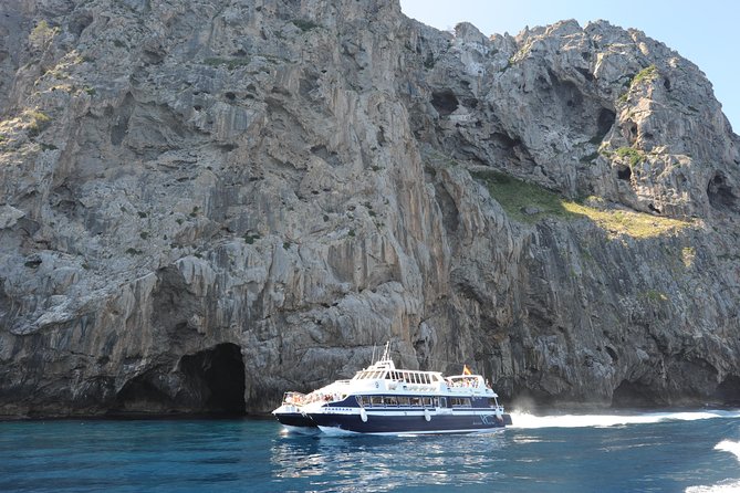 Mallorca in One Day Sightseeing Tour with Boat Ride and Vintage Train - A 40-minute cruise along Mallorca’s rocky coast