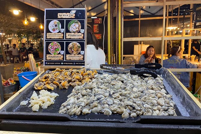 Night life in Bangkok - Jodd Fairs Train Night Market(Joint) - Eating your way through the stalls